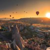 Luchtballonnen tijdens de zonsopgang in Cappadocië